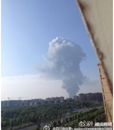 四川双流一物流仓库发生火灾 黑色蘑菇云冲天而上【4】