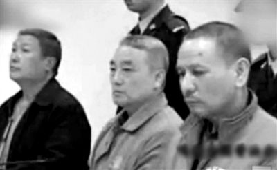 2010年,兄弟三人因涉嫌遺棄罪受審。從左至右分別為老三程一平、老大程一民、老二程一田。視頻截圖