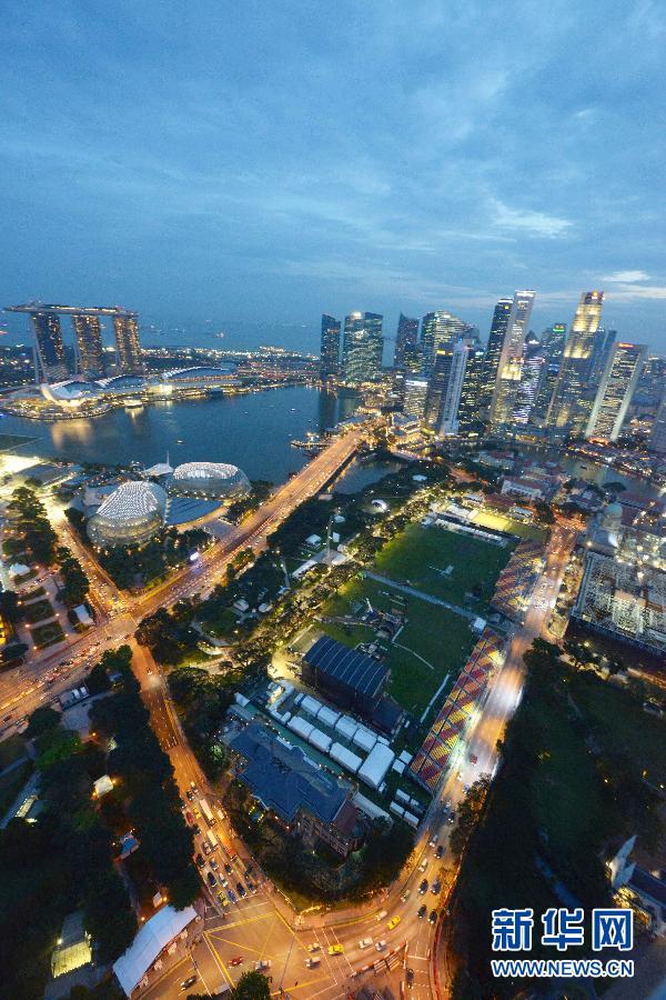 （体育）（1）赛车&mdash;&mdash;俯瞰新加坡F1大奖赛赛道