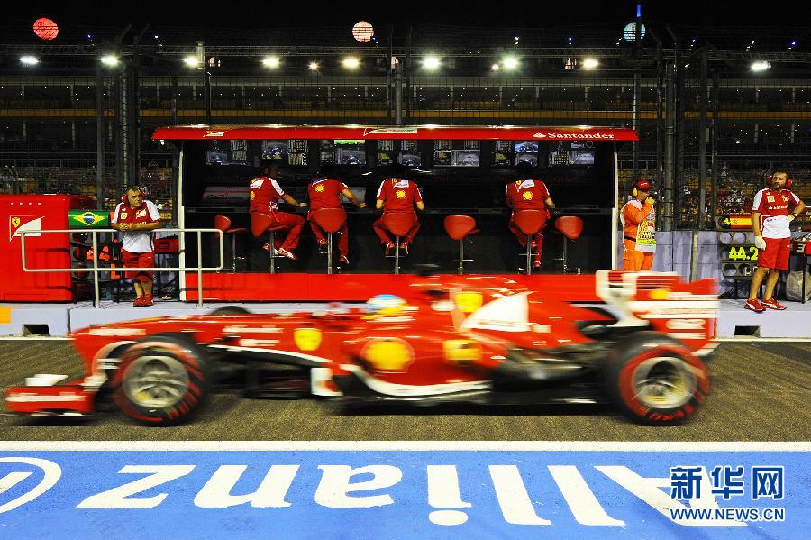 （体育）（3）赛车&mdash;&mdash;新加坡F1夜间大奖赛进行第二圈练习 