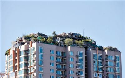 昨日，人济山庄已褪去了假山的外层，露出了里面的二层小楼。海淀城管称此处违建月底前拆完。新京报记者 薛珺 浦峰 摄