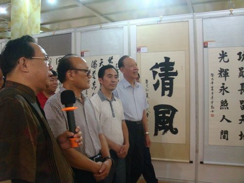 来宾观赏书法作品。孙璐 摄 