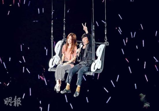 早前林俊杰台北演唱会,邀得心中女神Hebe坐上空中秋千,并陪伴他唱《小酒窝》。