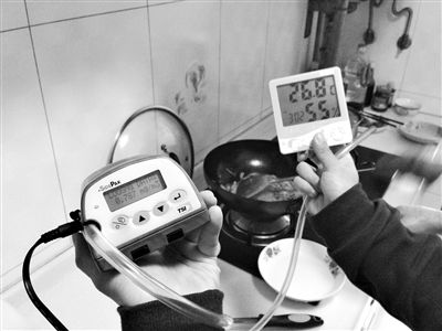 炒丝瓜第5分钟,PM2.5已经达到787微克/立方米。