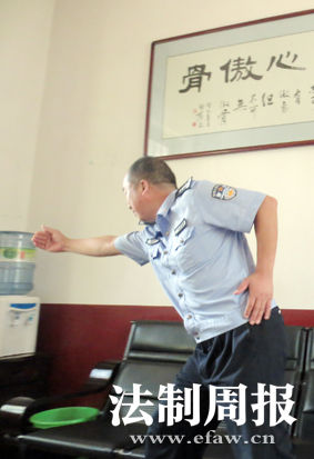 唐双喜演示移车动作。