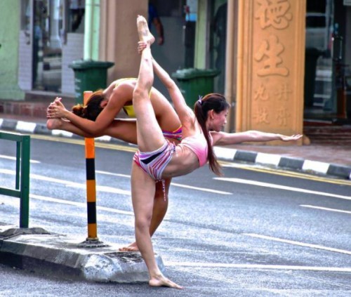比基尼一字马！新加坡二女街头瑜珈吸眼球