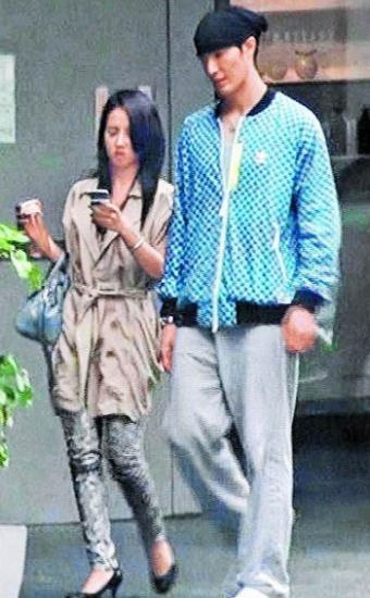 锦荣189cm。蔡依林才勉强到他的肩膀中部，相差至少40厘米。