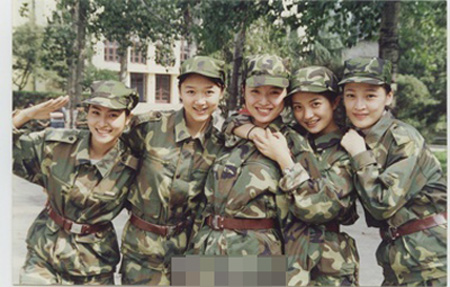 赵薇学生时代军装照（图片来源贴吧）