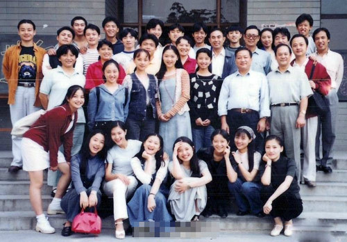 赵薇大学毕业照（图片来源贴吧）