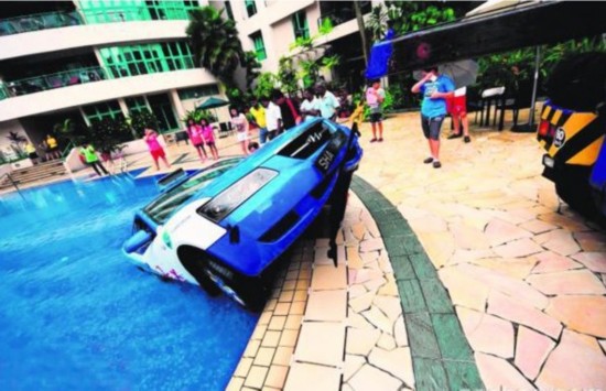 天黑大雨路难辨 新加坡一出租车误坠公寓泳池