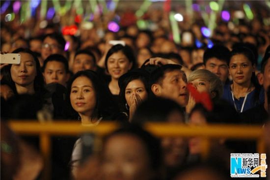 章子怡低调现身 汪峰演唱会深情告白(双语)