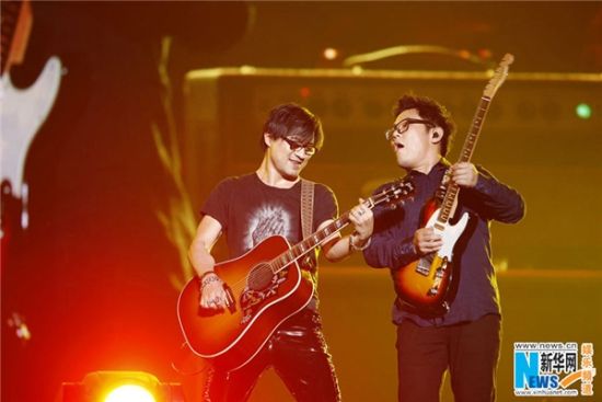 章子怡低调现身 汪峰演唱会深情告白(双语)