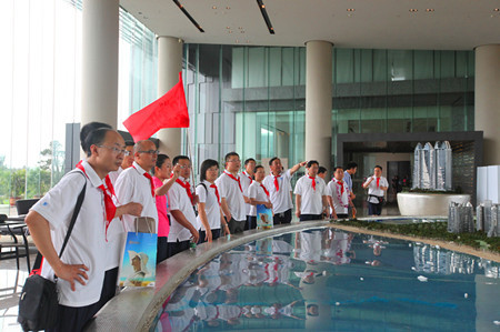 长江商学院学子参观博鳌金湾项目沙盘