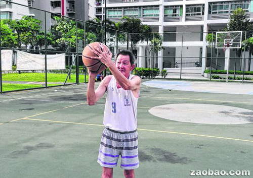 新加坡64岁华人篮球宿将心不老常出国打球（图）