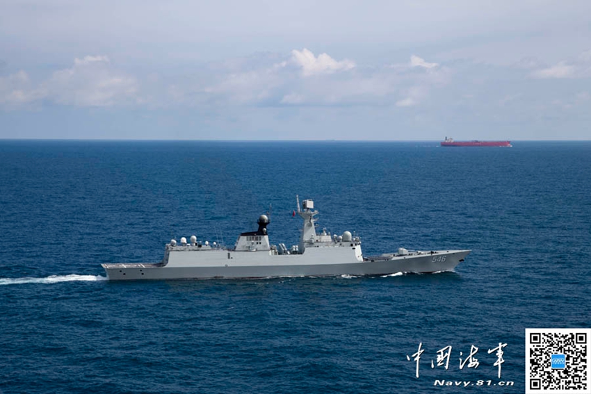 编队指挥舰盐城舰通过新加坡海峡，驶入马六甲海峡