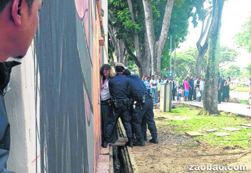 警员在维多利亚街附近将&ldquo;长发武士&rdquo;制服后，把他按靠在墙上搜身。读者提供