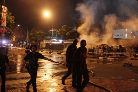 新加坡中心城区的“小印度”素有印裔聚集地之称,早期印度移民多生活于此。12月8日晚9时20分,一名33岁印度籍劳工醉酒后在跑马埔路。