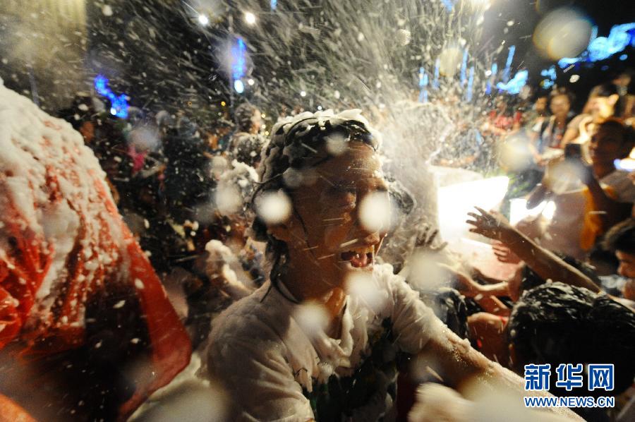 （国际）（2）新加坡：&ldquo;雪花&rdquo;飞舞平安夜