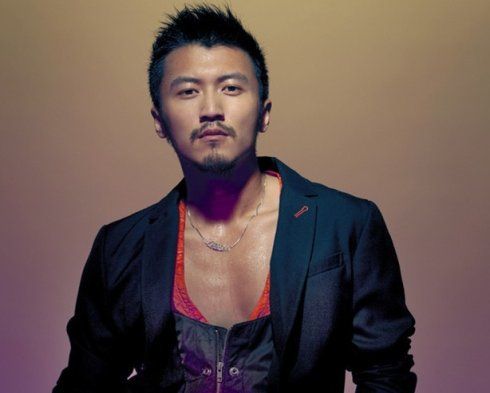 谢霆锋否认与张柏芝复合 承认儿子将定居新加坡读书