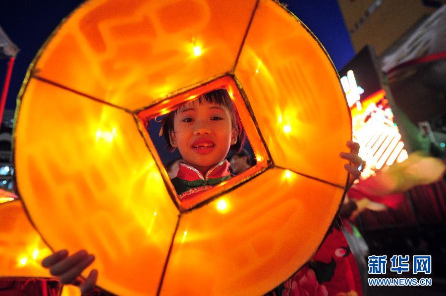 （国际）（5）新加坡牛车水举行农历新年亮灯仪式