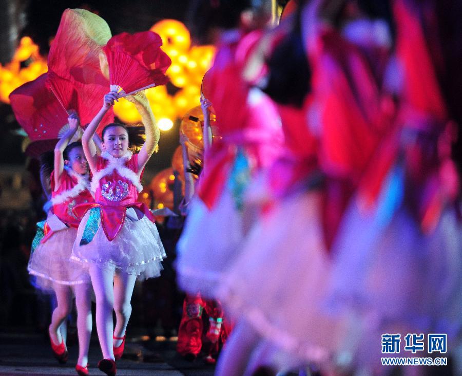 （国际）（3）新加坡牛车水举行农历新年亮灯仪式