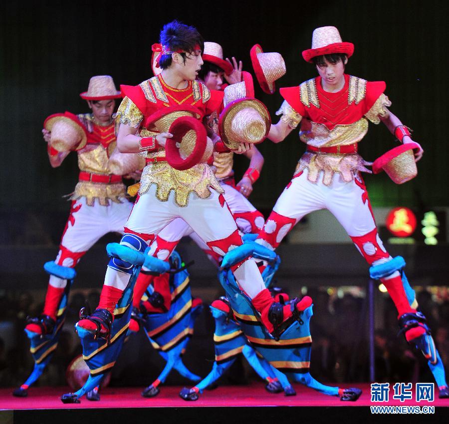 （国际）（2）新加坡牛车水举行农历新年亮灯仪式