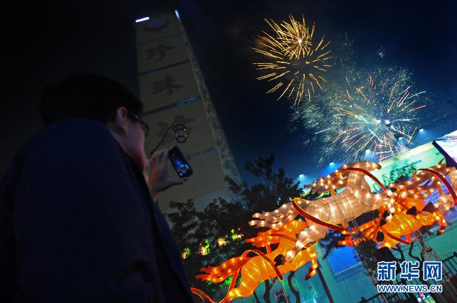 （国际）（1）新加坡牛车水举行农历新年亮灯仪式