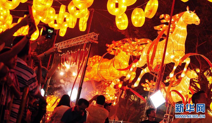 （国际）（9）新加坡牛车水举行农历新年亮灯仪式