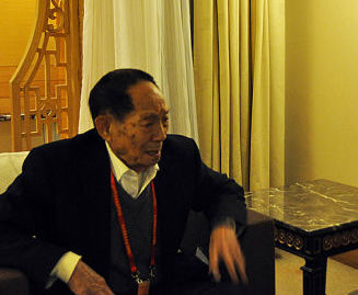 袁隆平与人民网记者交流。