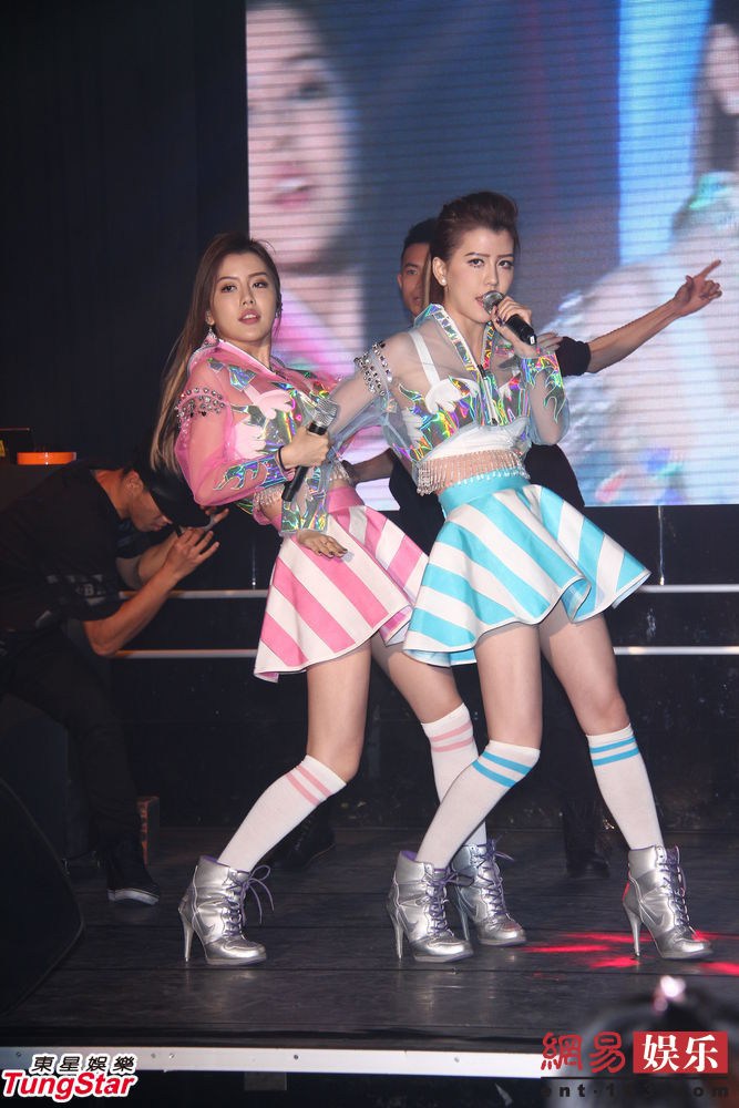 By2着短裙球袜热舞 计划赴美进修强化舞技