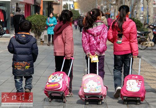 资料图片：2011年3月4日，在郑州市区，几名孩子在上学途中。新华社记者 王颂 摄