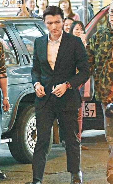 谢霆锋初一飞新加坡陪儿子 张柏芝被赞好妈妈