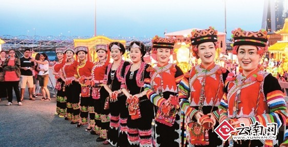 绿春哈尼姑娘在广场上为来往游人表演