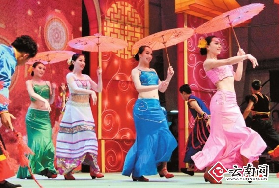 绿春哈尼姑娘在广场上为来往游人表演