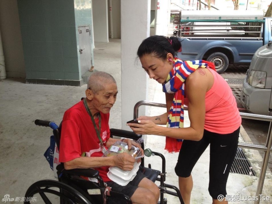 张柏芝新加坡做义工斟茶递水活力足