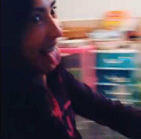 张柏芝新加坡做义工 斟茶递水活力足