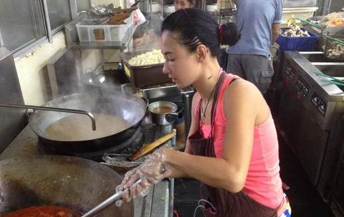 张柏芝新加坡做义工 斟茶递水活力足