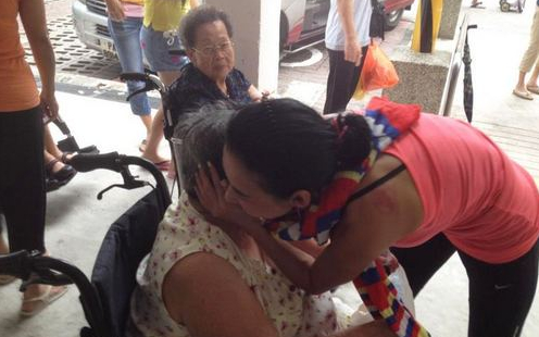 张柏芝新加坡做义工 斟茶递水活力足