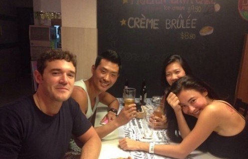 张柏芝新加坡做义工 斟茶递水活力足