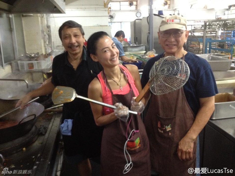 张柏芝新加坡做义工 斟茶递水活力足