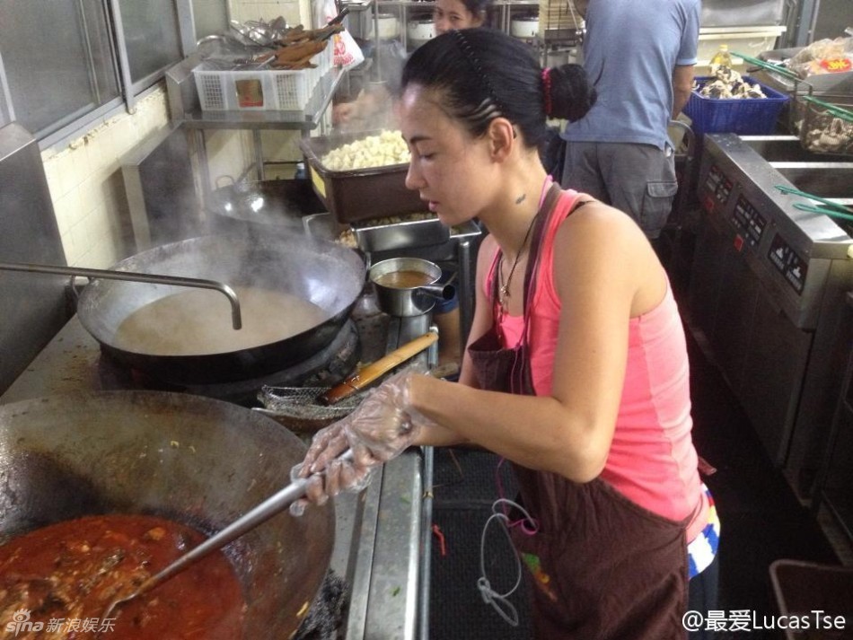 张柏芝新加坡做义工 斟茶递水活力足