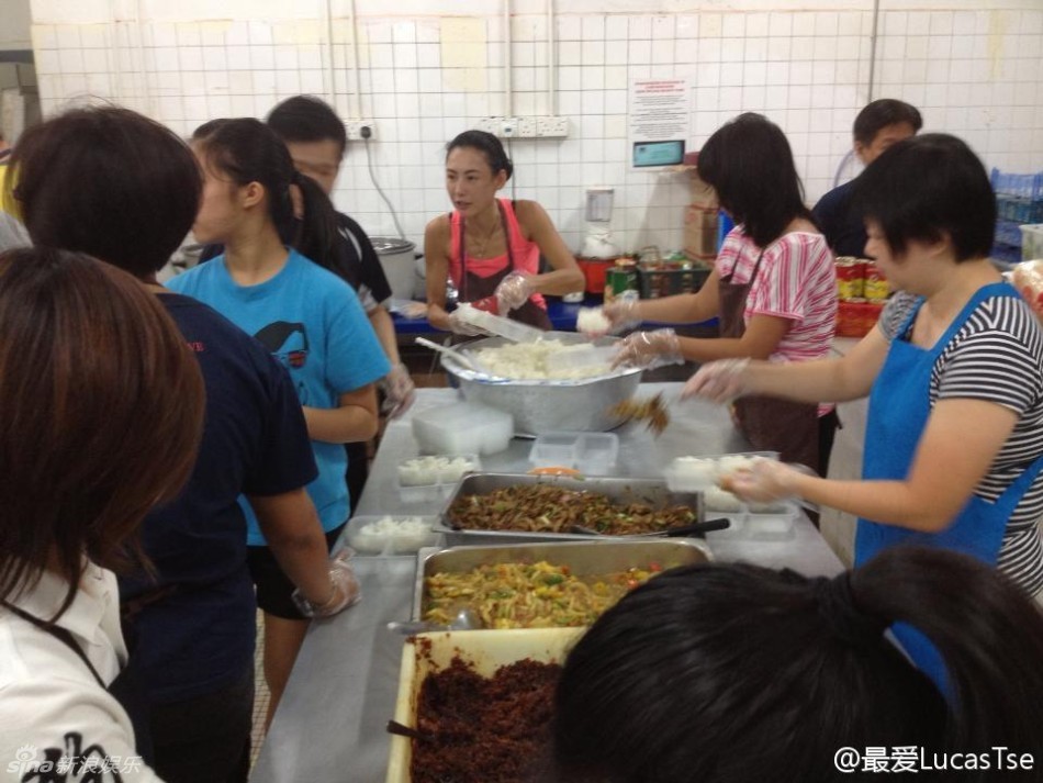 张柏芝新加坡做义工 斟茶递水活力足