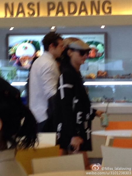 张柏芝新加坡做义工 斟茶递水活力足