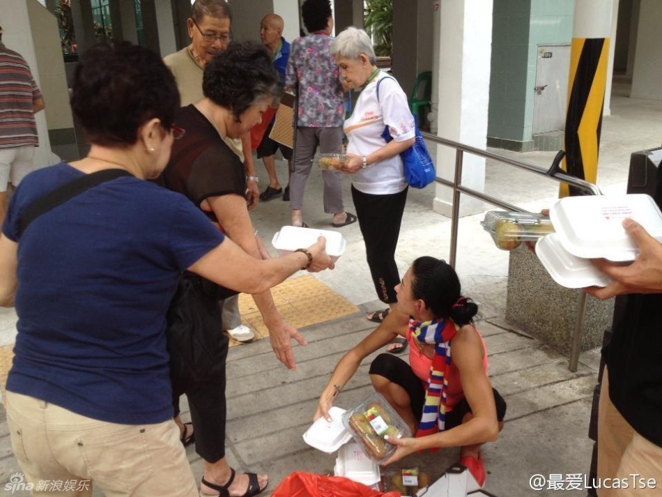 张柏芝新加坡做义工 斟茶递水活力足