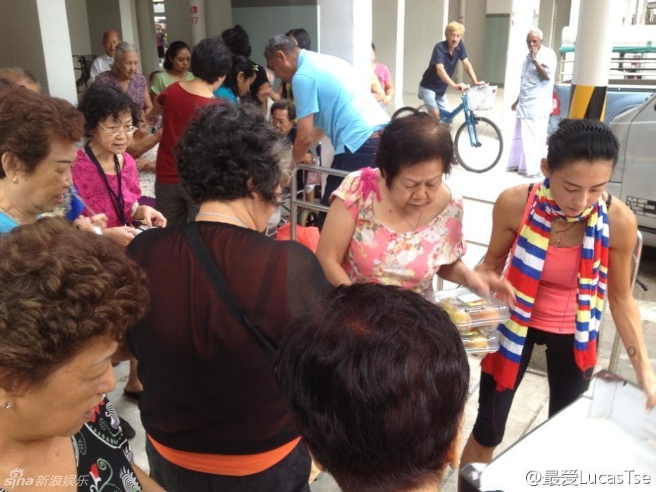 张柏芝新加坡做义工 斟茶递水活力足