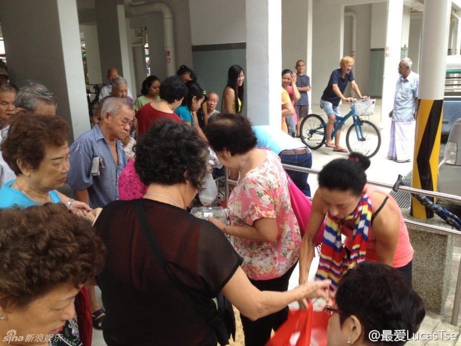 张柏芝新加坡做义工 斟茶递水活力足