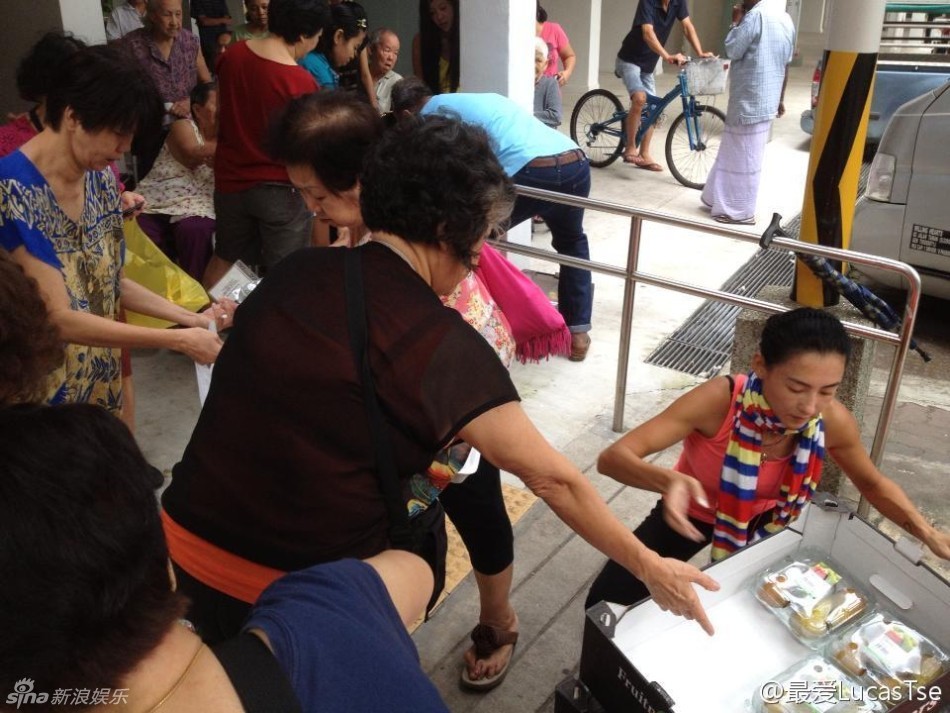 张柏芝新加坡做义工 斟茶递水活力足