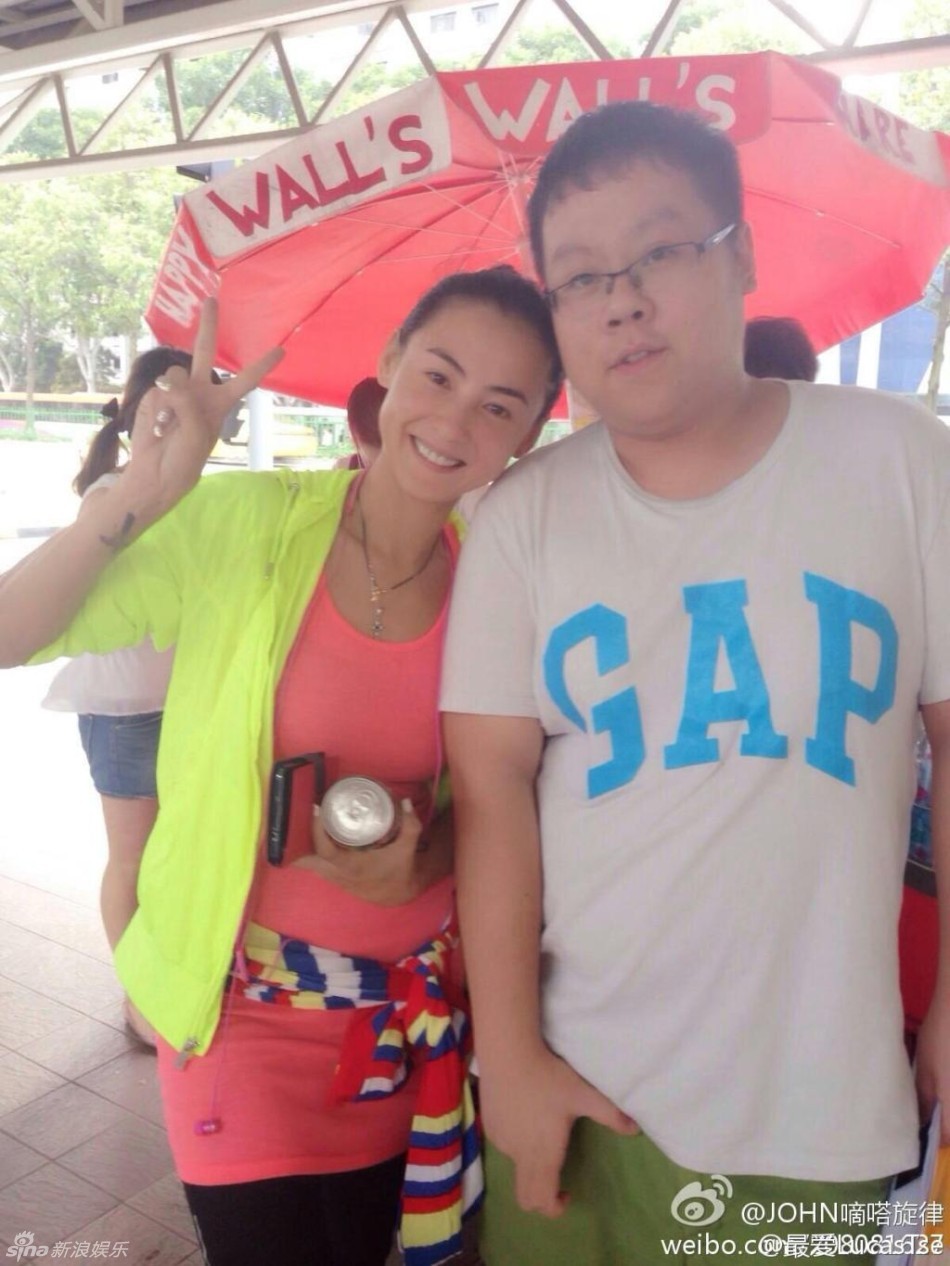 张柏芝新加坡做义工 斟茶递水活力足