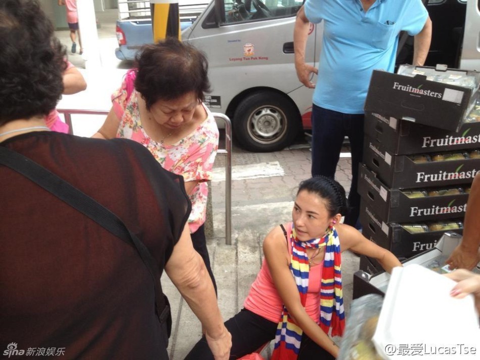 张柏芝新加坡做义工 斟茶递水活力足