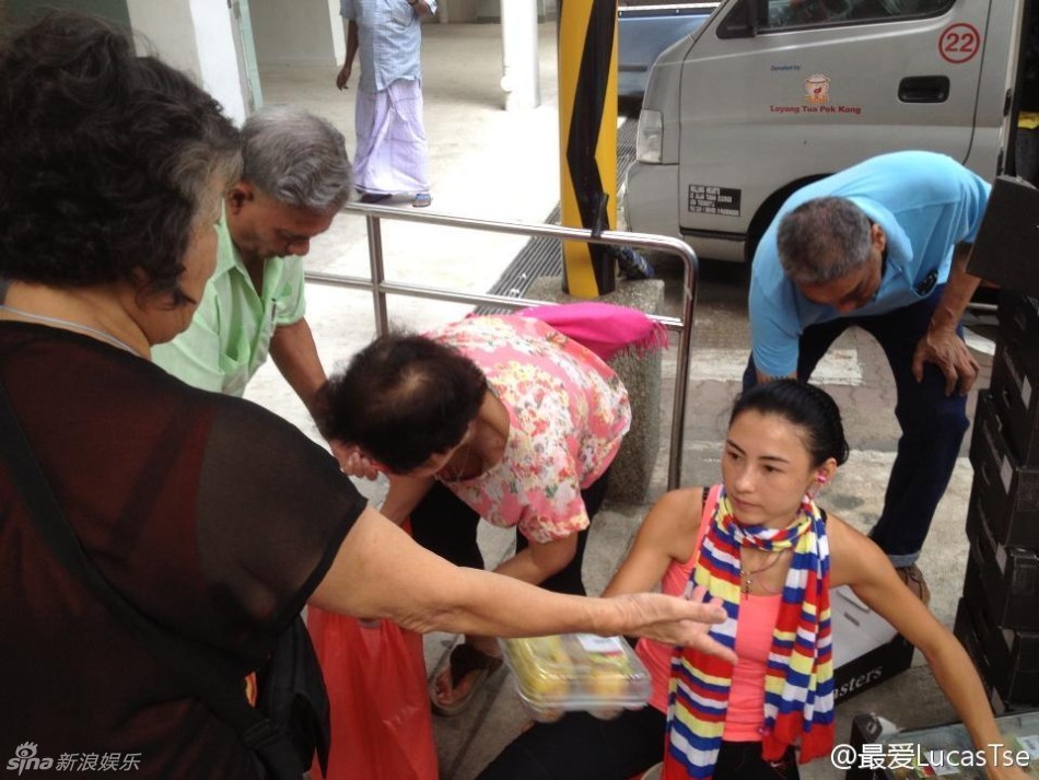 张柏芝新加坡做义工 斟茶递水活力足